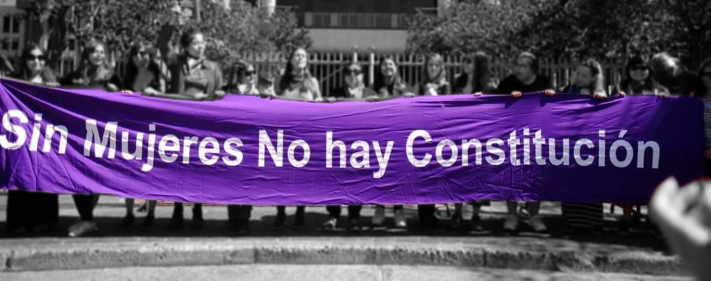 Group of women holding banner that reads sin mujeres no hay revolucion